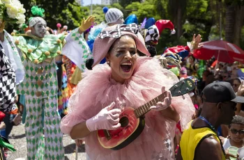 Carnaval 2026 deve gerar R$ 14,48 bilhões em receitas no turismo brasileiro, segundo a CNC 2 Carnaval 2026 deve movimentar R$ 14,5 bilhões, alta de 3,8% sobre 2025, calcula CNC | Brasil