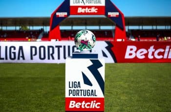 Homem sorrindo para newsletter