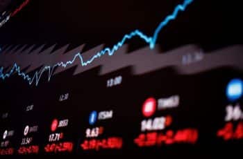 Ibovespa fecha em alta impulsionado por Vale e bancos; dólar sobe a R$ 5,25