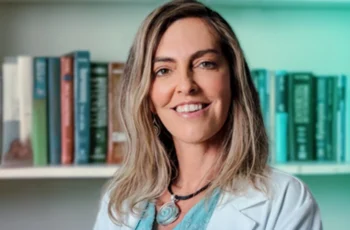 Bióloga da UFRJ descobre polilaminina, proteína que pode reverter lesões na medula espinhal e retomar movimentos em pacientes paralisados 2 A Cientista por trás da Descoberta Que Pode Devolver Movimentos a Humanos