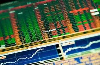 Ibovespa Fecha em Leve Alta com Ajuda da Petrobras; Dólar Fica Estável Brasil 