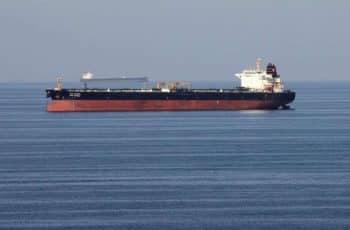 Irã fecha Ormuz e EUA pedem que navios evitem o Golfo, deixando mercado do petróleo em alerta