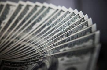 Dólar fecha em alta, com petróleo mais caro após conflito no Irã; Bolsa brasileira sobe, puxada pela Petrobras