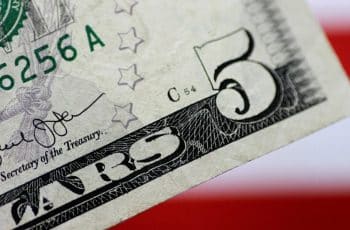 Dólar fecha em alta e supera R$ 5,24 com aversão ao risco global