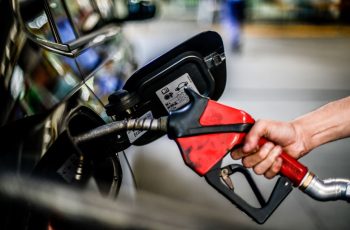Alta no preço do barril de petróleo pressiona reajustes para gasolina e diesel no Brasil