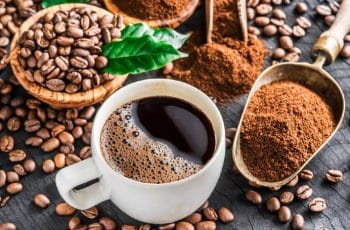 Café sobe nas bolsas internacionais após queda e mercado monitora safra brasileira