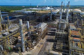 Petróleo sofre alta devido a crises geopolíticas, impactando preços do diesel no Brasil 1 Como o preço do diesel é calculado? Entenda a fórmula e os impostos