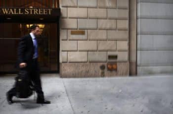 O interesse institucional em criptomoedas se recupera mesmo com a queda de 25% do Bitcoin (BTC)