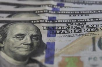 Dólar fecha estável e bolsa sobe após liberação global de petróleo