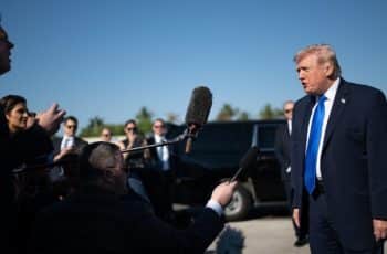 O presidente dos EUA, Donald Trump, no Aeroporto Internacional de Palm Beach, em West Palm Beach, Flórida, em 23 de março de 2026