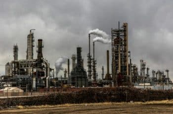 Petróleo dispara e chega perto de US$ 120 com conflito no Irã
