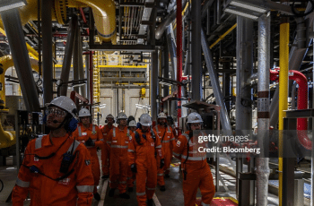 Petróleo WTI avança para mais de US$ 100 por barril devido à guerra no Oriente Médio 1 Funcionários da Petrobras e tripulantes da embarcação