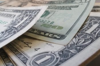 Trump sinaliza que guerra pode estar próxima do final e dólar fecha em queda