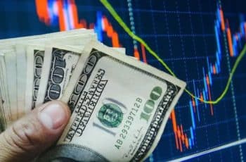 Bolsa sobe mais de 1% com negociações sobre guerra no Irã em foco; dólar fecha em queda