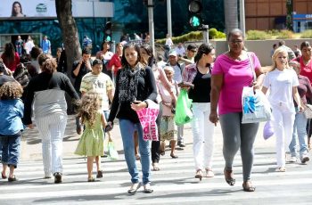 Trabalhadores brasileiros em atividade; dados mostram desemprego em 5,8% e renda recorde