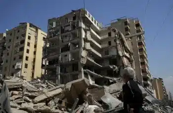 Irã promete fechamento do Estreito de Ormuz, elevando riscos para o mercado de petróleo global 4 Guerra no Oriente Médio escala: Israel ataca capitais de Irã e Líbano