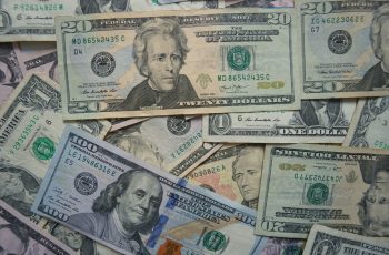 Dólar hoje acompanha exterior e sobe mais de 1% com guerra no Oriente Médio no foco