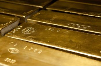 A cotação do ouro hoje superou US$ 5.400 e fechou a US$ 5.311,6 na Comex. Alta reflete busca por proteção, tensão externa e expectativa de corte de juros pelo Fed.