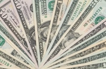 Dólar fecha em alta firma, enquanto a Bolsa brasileira recua