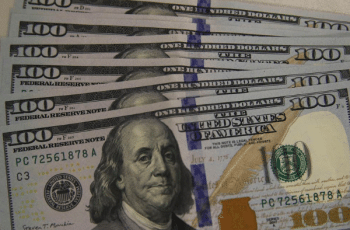 Dólar fecha em queda a R$ 5,23 com entrada de recursos e foco em tensão no Oriente Médio