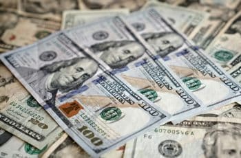 Dólar fecha estável, em meio a cautela do mercado, inflação dos EUA e tensões no Oriente Médio