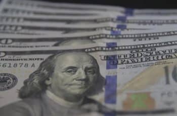 Bolsa sobe novamente e dólar fecha estável após liberação de reservas de petróleo