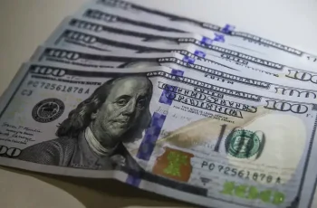 Dólar recua 0,81% e encerra a R$ 5,244 nesta sexta-feira 2 Dólar cai para R$ 5,24 em dia de correção no mercado