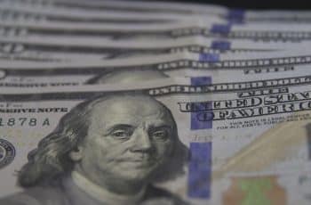 Dólar recua para R$ 5,21 em dia de correção após tensões no Oriente Médio