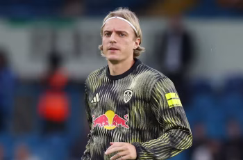 Leeds United a seis pontos da zona de rebaixamento na Premier League após derrota para o Manchester City 1 Bornauw-leds