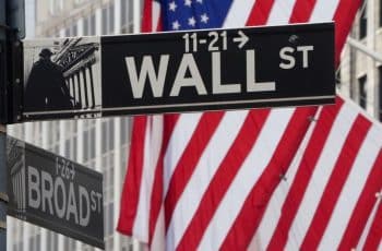 Wall Street fecha com sinais mistos em sessão volátil após ataques ao Irã