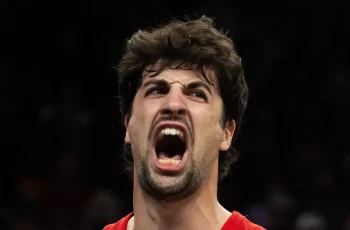 Deni Avdija brilha em estreia nos playoffs e provoca reflexões sobre escolha do draft pelos Pistons 8 Portland Trail Blazers forward Deni Avdija (8) celebrates against the Phoenix Suns in the second half during the play-in rounds of the 2026 NBA Playoffs at Mortgage Matchup Center. Mandatory Credit: Mark J. Rebilas-Imagn Images