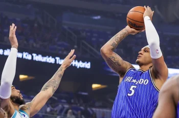 Paolo Banchero brilha em vitória do Orlando Magic, marcando 25 pontos e liderando a equipe na eliminação dos Hornets 9 Paolo Banchero faced a lot of criticism after his frustrating game in the loss to the Philadelphia 76ers. He answered the bell with a thrilling performance to lead the Orlando Magic back to the Playoffs.