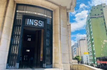 INSS paga 13º a partir do dia 24; veja calendário - 01/04/2026 - Economia