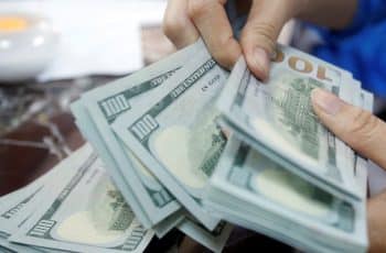 Dólar fecha abaixo de R$ 5, e bolsa cai com cautela global