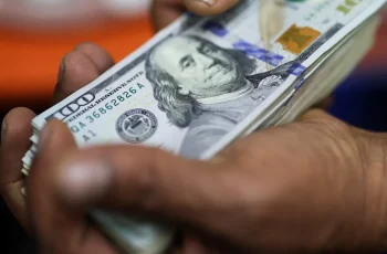 Dólar recua 0,29% e fecha a R$ 4,996, menor valor em mais de dois anos. 8 Dólar cai abaixo de R$ 5 pela primeira vez em mais de dois anos com expectativas de acordo entre EUA e Irã.