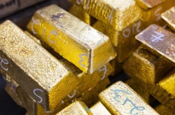 Ouro fecha em queda com dúvidas sobre negociação Irã-EUA e pressão do câmbio