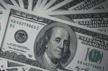 Dólar fecha estável em dia de cautela e segue abaixo de R$ 5