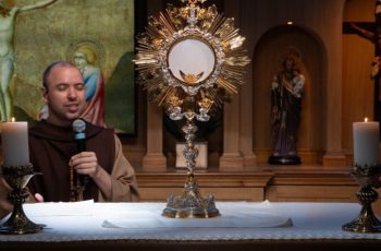Frei Gilson é padre Entenda a diferença entre os títulos na Igreja Católica