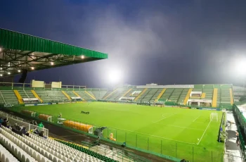 Chapecoense e Atlético-MG se enfrentam na 9ª rodada do Brasileirão na Arena Condá 7 Chapecoense x Atlético-MG no Brasileirão: onde assistir, horário e escalações