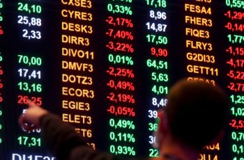 Ibovespa recua em novo pregão de ajustes, mas Petrobras atenua perda