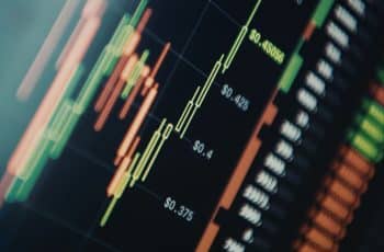 Ibovespa fecha em queda e perde os 190 mil pontos com pressão