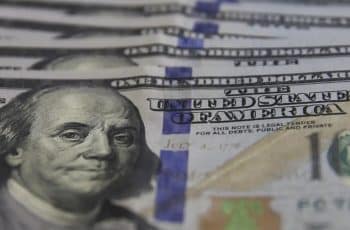Mesmo com alta do petróleo, Dólar fecha em queda