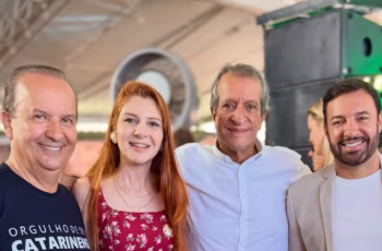 Deputados do PL discutem após Ana Campagnolo excluir Carlos Bolsonaro de foto em redes sociais 1 Deputados do PL discutem após Carlos Bolsonaro ser cortado de foto nas redes sociais