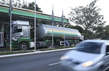 Petróleo sobe 50% em meio a conflitos no Oriente Médio, pressionando preços do diesel no Brasil 3 Lula e governadores articulam desconto de R$ 1,20 no Diesel importado para conter inflação