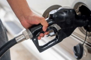 Petróleo dispara 4% sob ameaça de bloqueio no Estreito de Ormuz