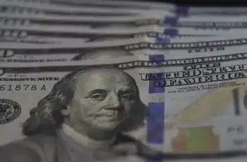 Dólar encerra em alta de 0,39%, a R$ 5,0018, com cautela no mercado devido a conflitos internacionais e decisão do Copom. 10 Dólar fecha a R$ 5,00 com tensão EUA-Irã
