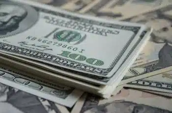 Dólar fecha em alta de 0,4%, cotado a R$ 5,001; Ibovespa recua 2,05% e atinge 184.750 pontos 2 Dólar a R$ 5 e bolsa cai 2% em dia de tensão global