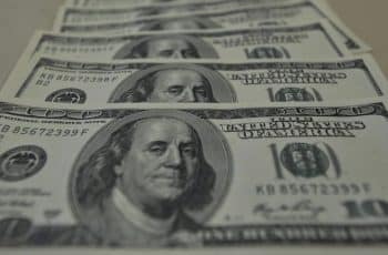 Dólar fecha em leve queda, a R$ 4,9742, menor valor em dois anos