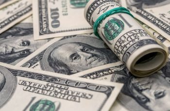 Dólar fecha em queda e atinge menor valor desde o início da guerra no Irã