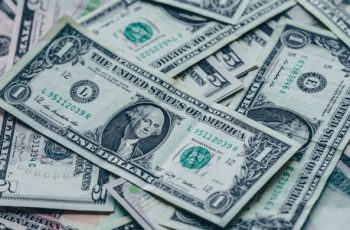 Dólar encerra estável a R$ 4,9935, com leve queda de 0,09% 12 Dólar fecha estável abaixo de R$ 5 com fluxo para emergentes, queda global da moeda e alívio geopolítico no radar